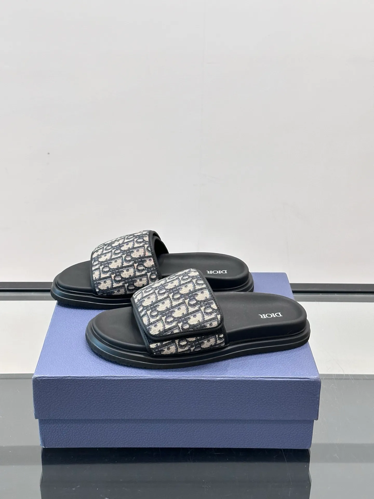 Factory price: 280💰𝐂𝐡𝐫𝐢𝐬𝐭𝐢𝐚𝐧 𝐃𝐢𝐨𝐫 Dior's latest popular sandals, classic upgraded Velcro sandals, original replicas, super durable and versatile, very comfortable on the feet, slimming and white, original cowhide leather upper, sheepskin lining Original d hardware buckle Original molded T men's shoes 💰U outsole Size: 38-44 (.45.46 customized)